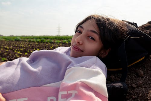 Photos gratuites de clairière, jeune fille, mentir