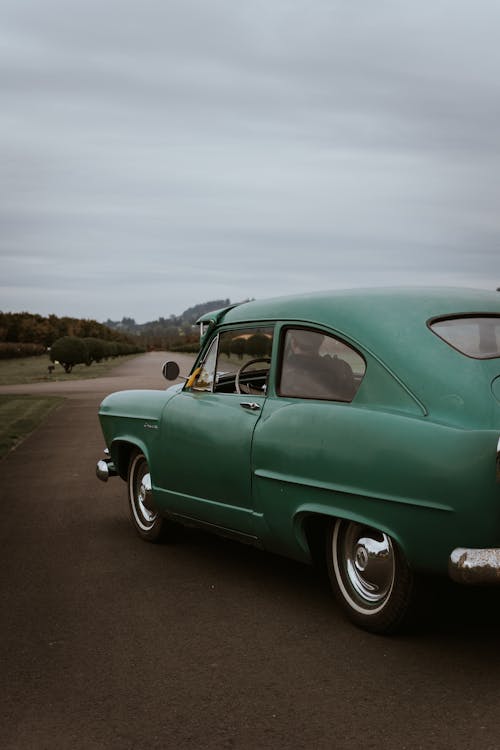 Photo of a vintage car at Del Mar Villa in Dundee Oregon by Portland Photographer Lance Reis. Drop by insta & say hi: kickassdesigns