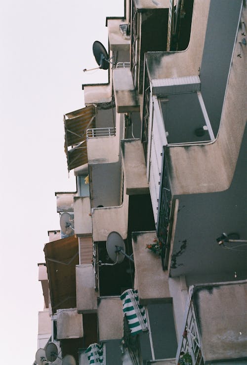 Fotos de stock gratuitas de apartamentos, balcones, bloque de pisos