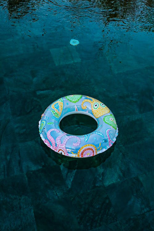 Darmowe zdjęcie z galerii z koło ratunkowe, kółko do pływania, kolorowy, latający