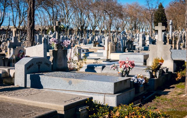 Cimetière fleuri après un entretien des tombes soigné à Saint-Sever