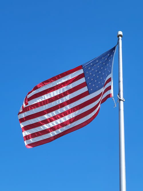 açık hava, amerikan bayrağı, bayrak direği içeren Ücretsiz stok fotoğraf