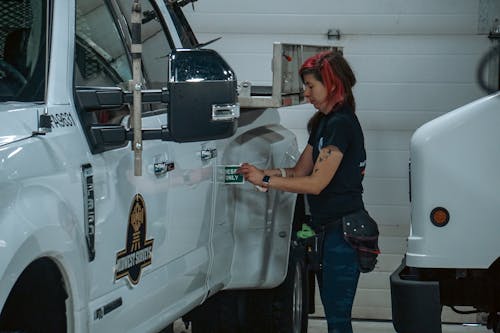 Darmowe zdjęcie z galerii z ciężarówka, garaż, kobieta