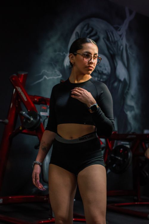 Free Young woman in sportswear poses confidently in a gym setting. Athletic and determined. Stock Photo