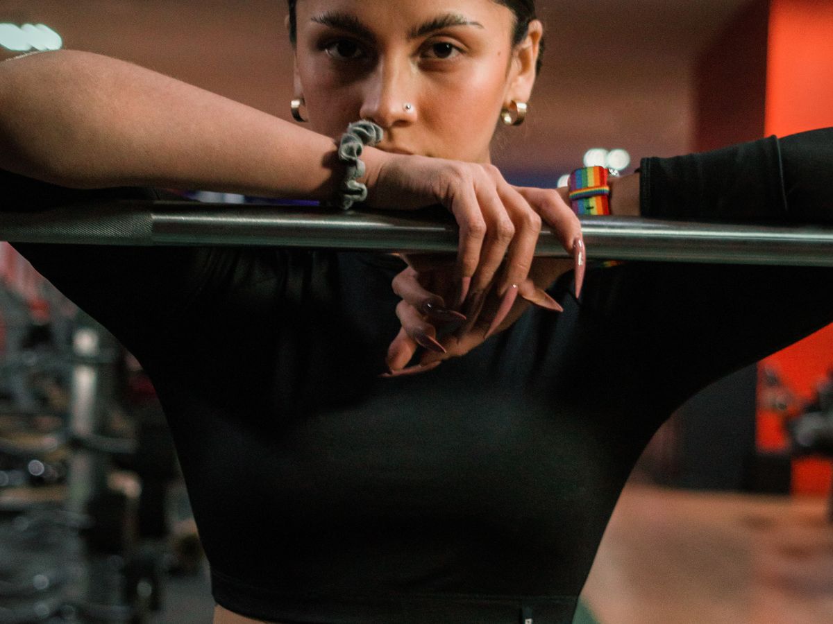 Athlete resting on a barbell between working sets