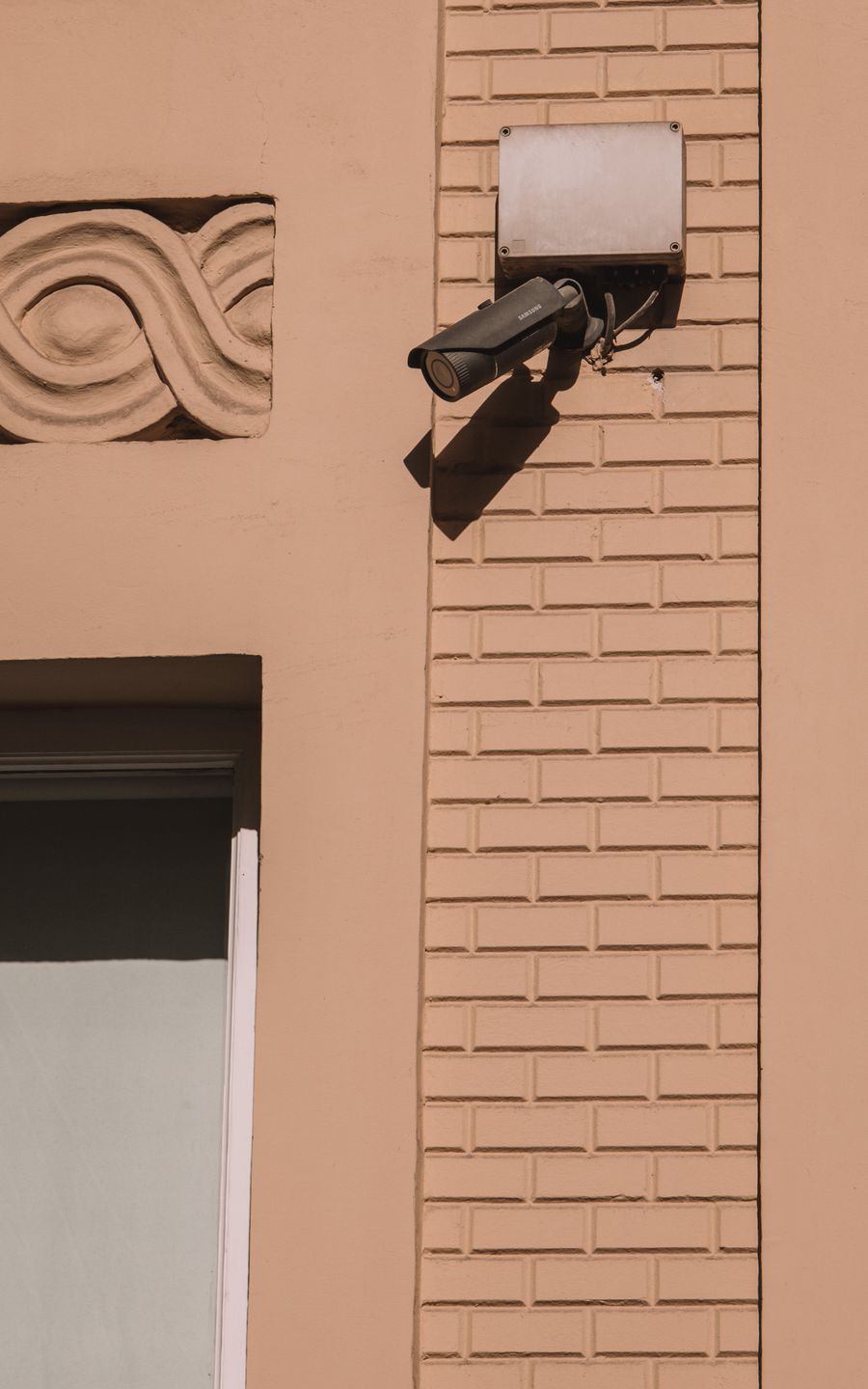 Cámara de seguridad exterior instalada en una fachada