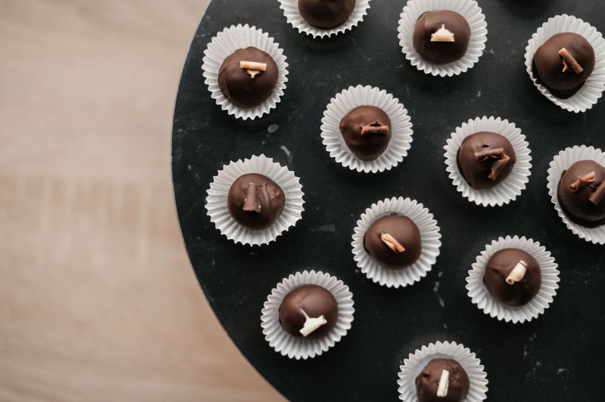 Praline belgiene de ciocolată aranjate pe un platou elegant