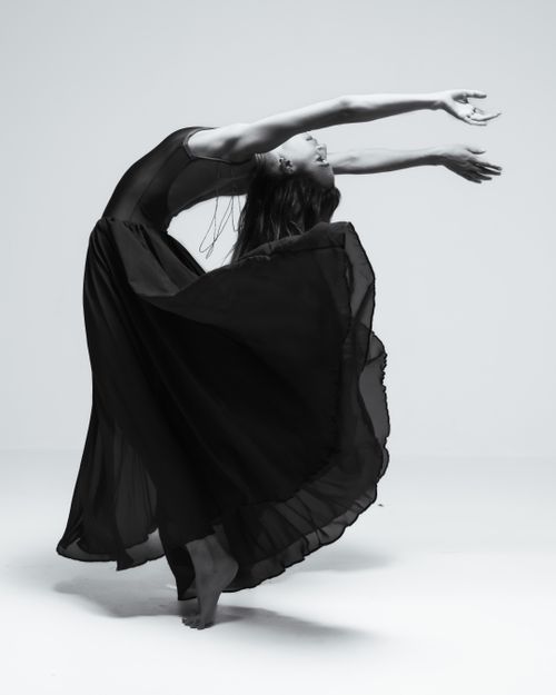Free Elegant dancer in fluid motion, captured mid-performance. Perfect for themes of grace, balance, and artistic expression. Stock Photo