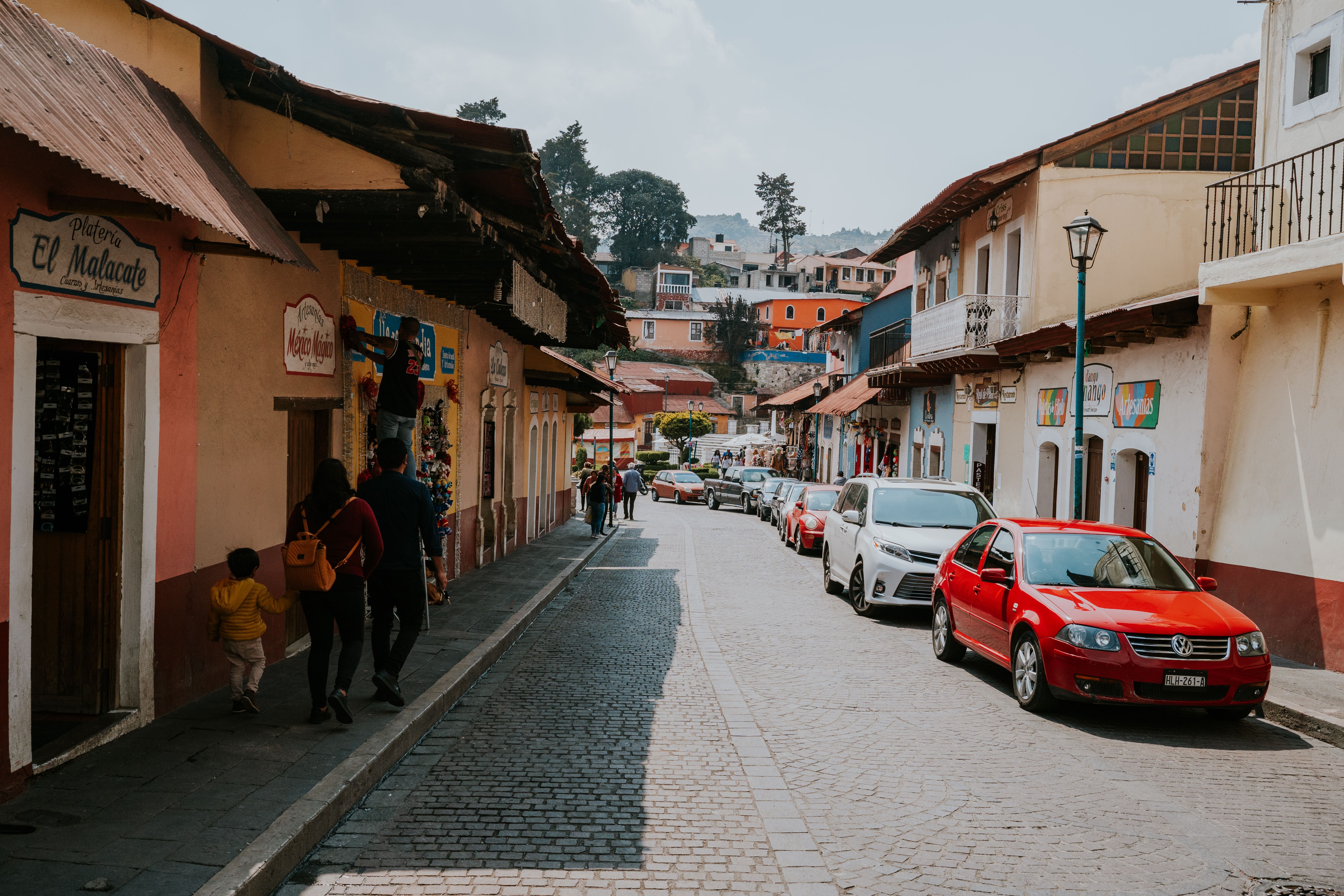 Calle empedrada en barrio histórico mexicano
