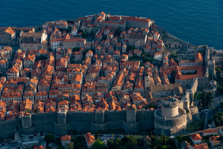 Vue aérienne de la vieille ville de Dubrovnik et de ses remparts donnant sur l'Adriatique