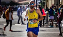 穿着五颜六色衣服的坚定跑者，参加了一场生动的马拉松比赛