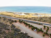 航拍照片展示了西澳大利亚埃克斯茅斯附近风景优美的海岸线和道路