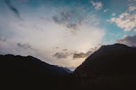 黄昏时分，印度西姆拉宁静的山脉景观被捕捉下来，云层起伏不定，天空充满活力