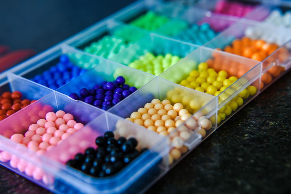 Diversos brinquedos anti stress caseiros coloridos feitos com materiais simples