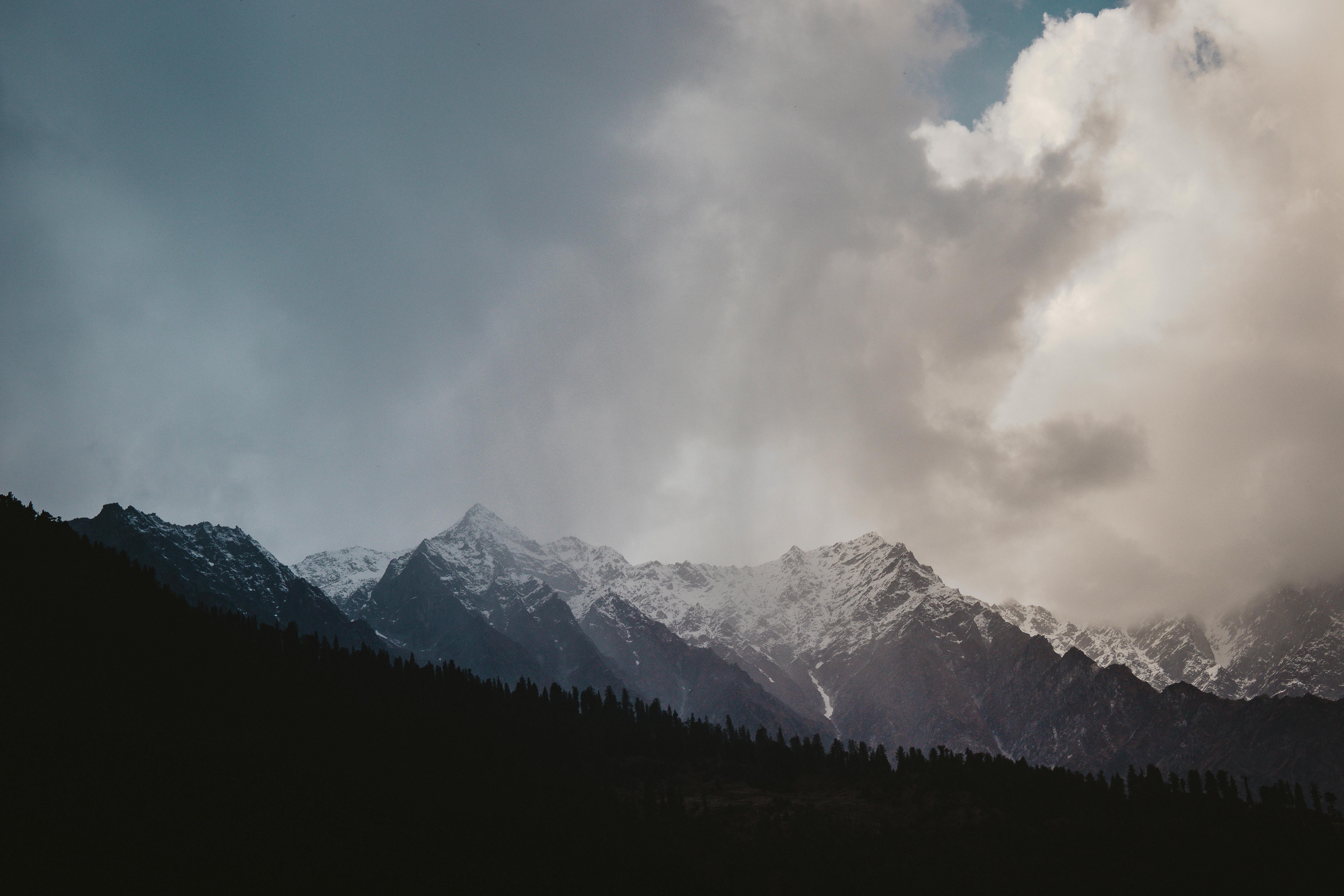 印度西姆拉的喜马拉雅山脉景色壮丽，云层壮观