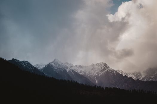 印度西姆拉的喜马拉雅山脉景色壮丽，云层壮观