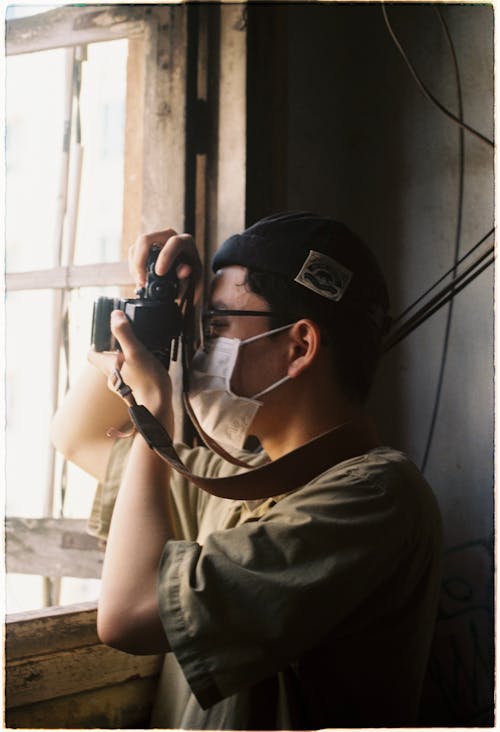 Free Photographer with Face Mask Taking Photo Stock Photo