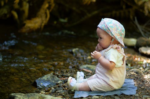 Gratis lagerfoto af baby, flod, kasket