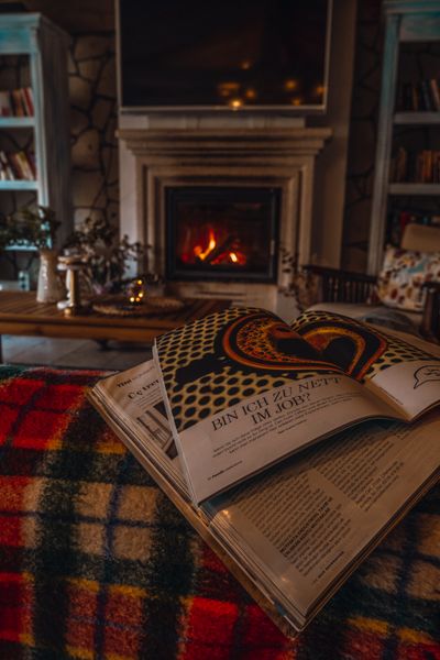 Cozy living room corner, photo by hello aesthe on Pexels