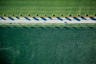 瑞士尼德鲁兹维尔的一条道路，在无人机视角下，两旁是田野和树木