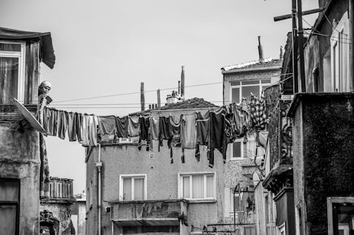 asılı, bina cephesi, çamaşır içeren Ücretsiz stok fotoğraf