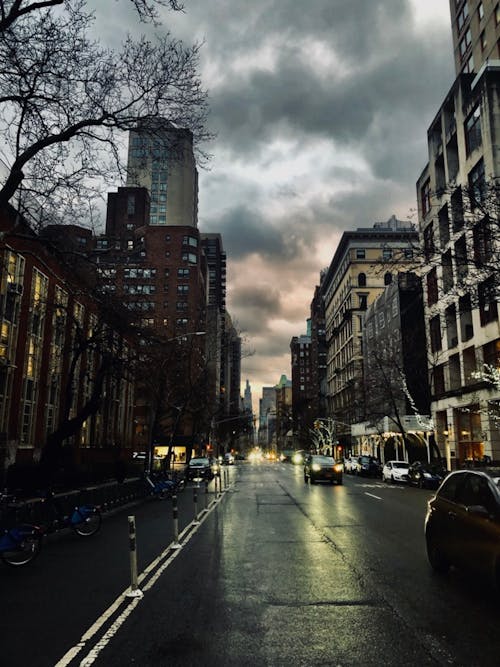 bulutlu gökyüzü, cadde, dramatik içeren Ücretsiz stok fotoğraf