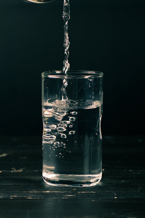 水杯中的透明液體