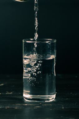 Bebida gaseificada transparente servida em copo
