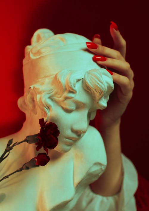 Fotobanka s bezplatnými fotkami na tému červené nechty, dotýkanie, mramorová socha