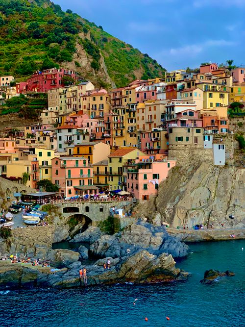 Free Colorful houses on the cliffs of Manarola, Italy, overlooking the Ligurian Sea. Stock Photo