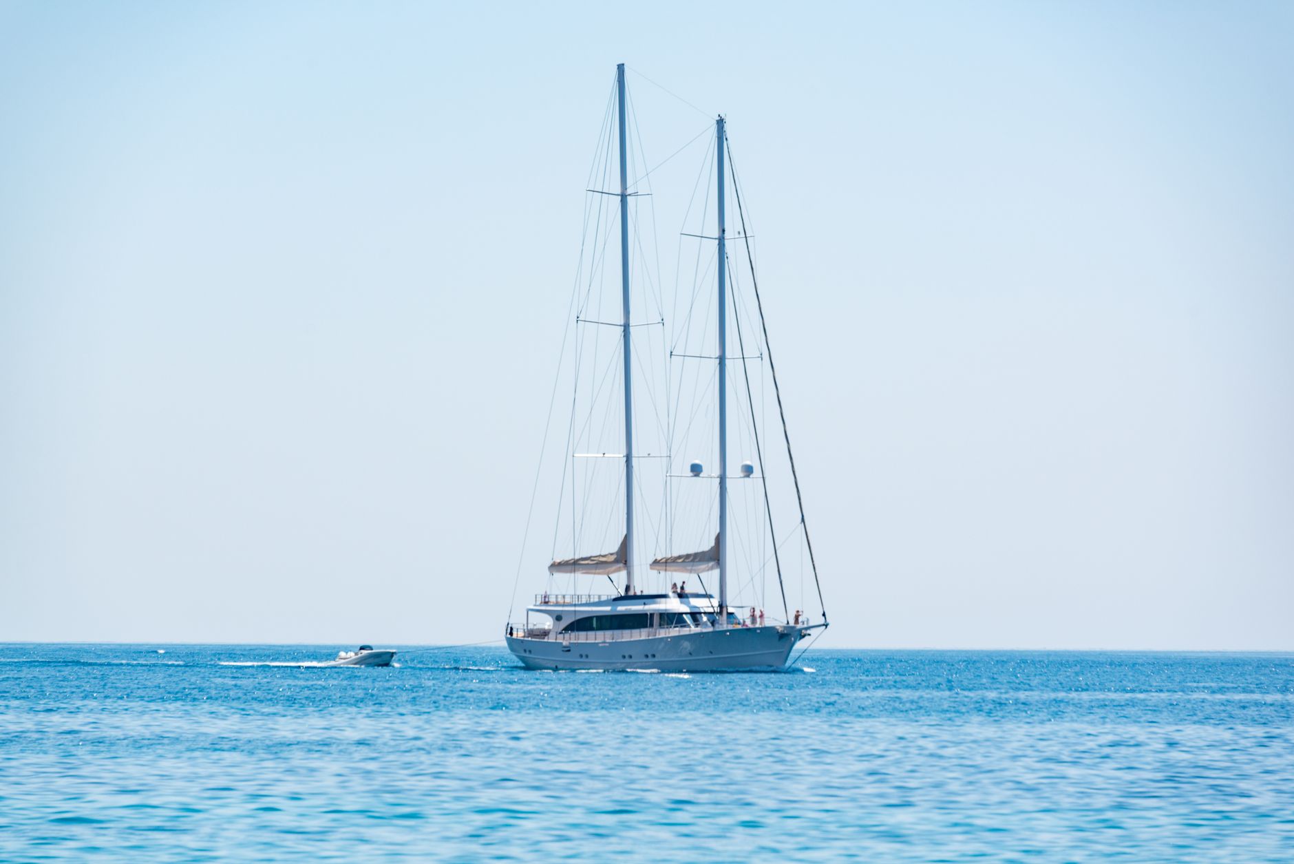 Veliero elegante in navigazione sul mare blu — spedizione barca Italia Canarie