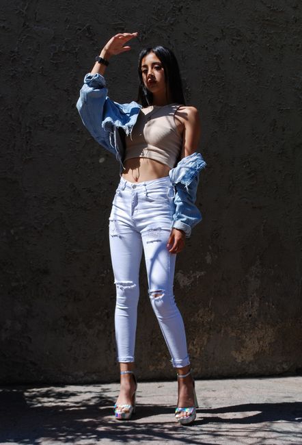 Denim jacket slipping off the shoulders with white jeans, that's how I'm playing it today 💫
#styleinspo #lightblue #jacket #jeans