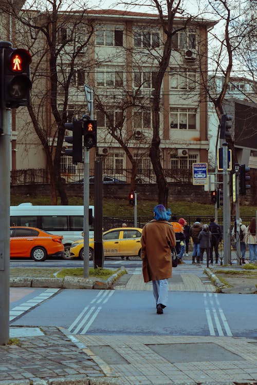 Δωρεάν στοκ φωτογραφιών με αστικός, γυναίκα, διάβαση