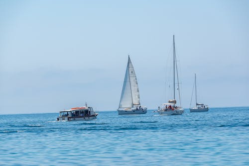 Foto profissional grátis de águas abertas, barco a vela, céu azul