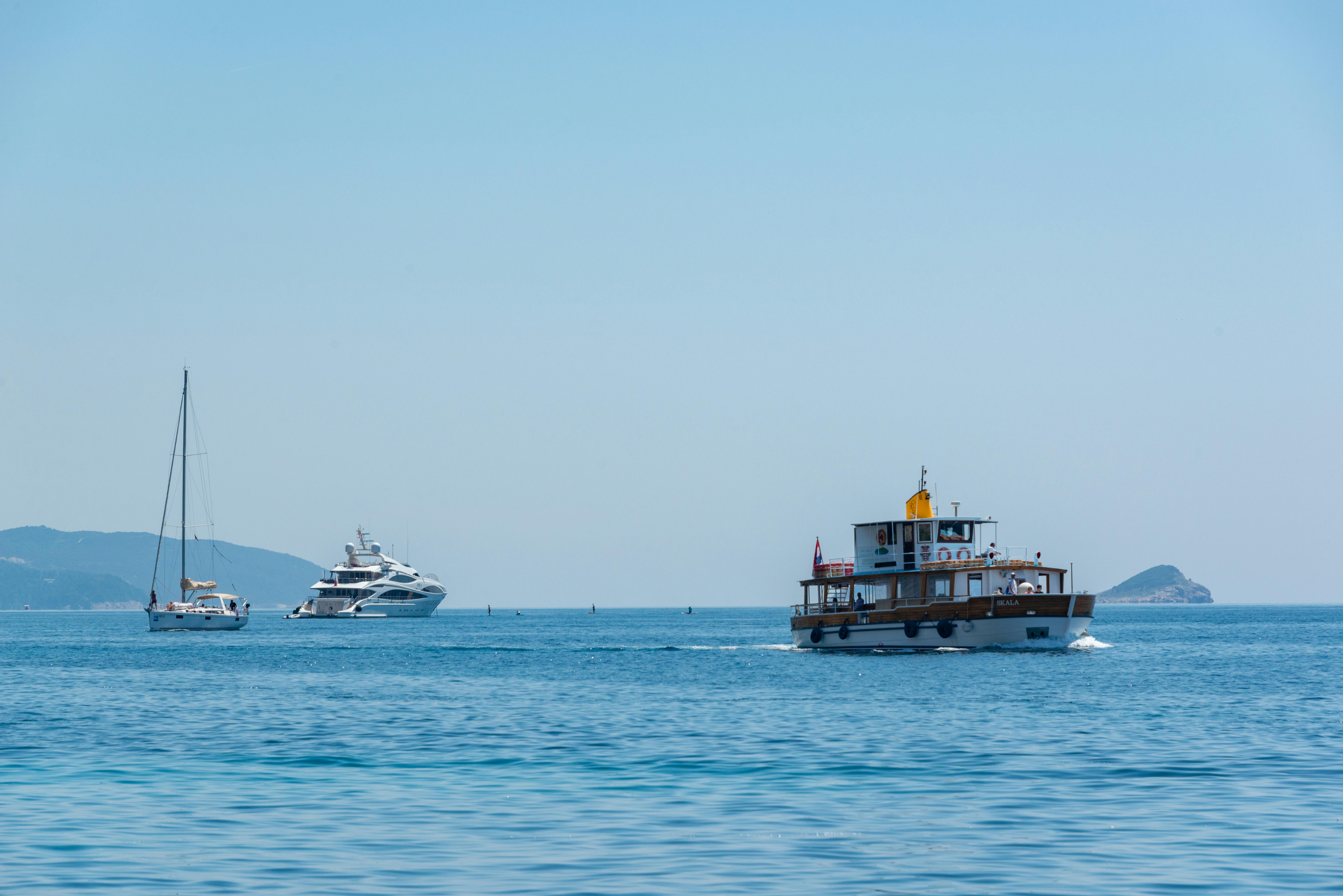 Cabine de croisière avec hublot donnant sur la mer bleue
