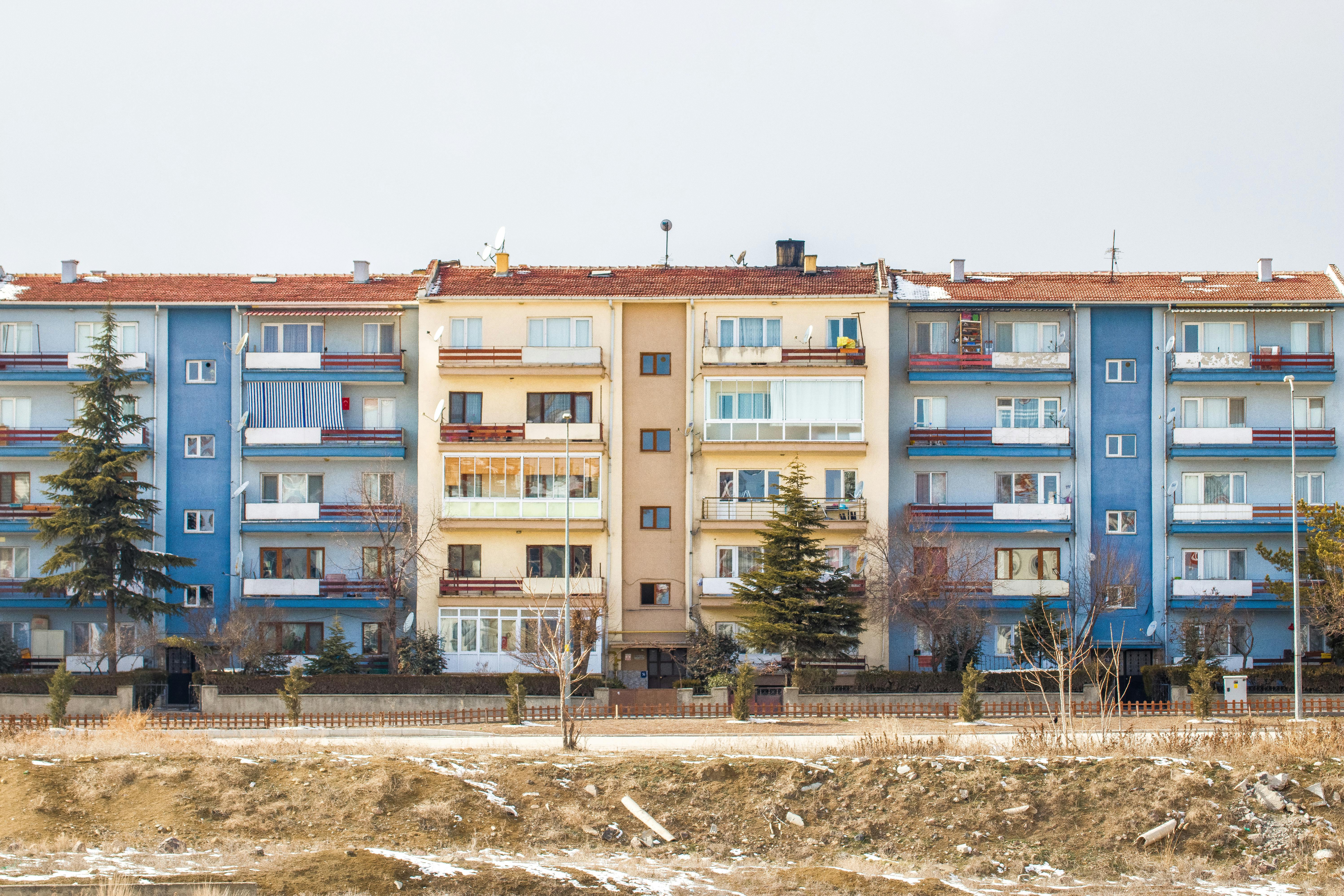 Building with Apartments in Winter · Free Stock Photo