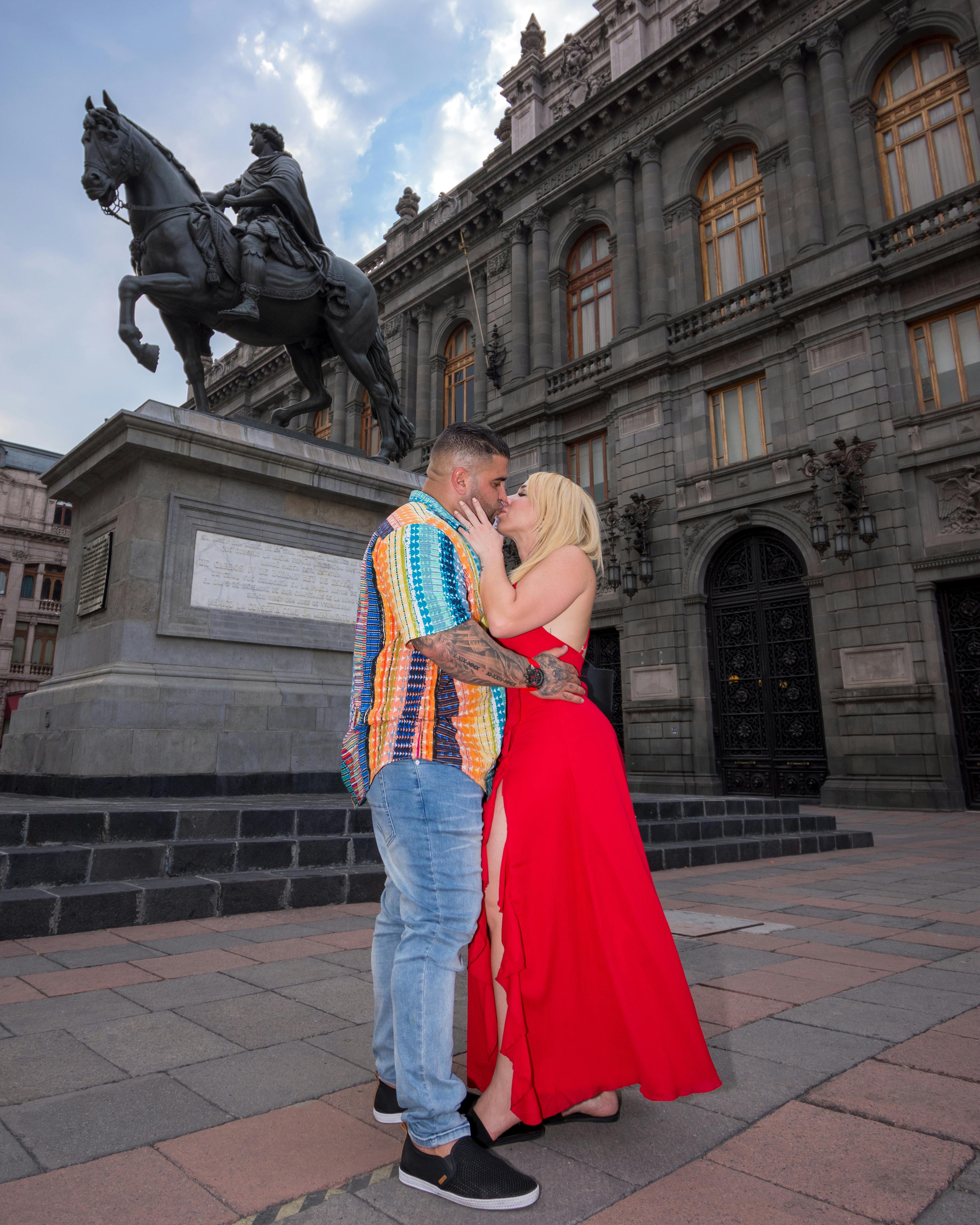 Foto de stock gratuita sobre afecto, amor, besando, carlos iv de españa,  ciudad, ciudad de méxico, ciudades, couple, estatua, estatua ecuestre,  exterior del edificio, fachada, fachadas, hombre, love, méxico, mujer,  museo de