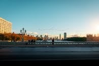 在威斯敏斯特桥上，欣赏伦敦宁静的黄昏景色，感受充满活力的城市天际线与秋日色调