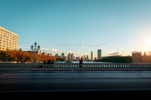 在威斯敏斯特桥上，欣赏伦敦宁静的黄昏景色，感受充满活力的城市天际线与秋日色调