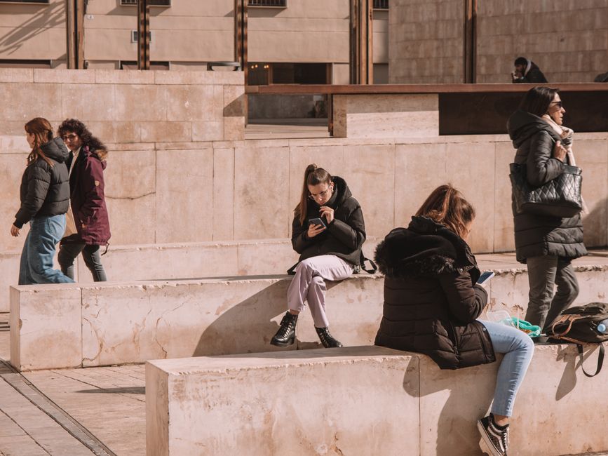 Foto casual de individuos relajados al aire libre en Valencia, España, en un día soleado.