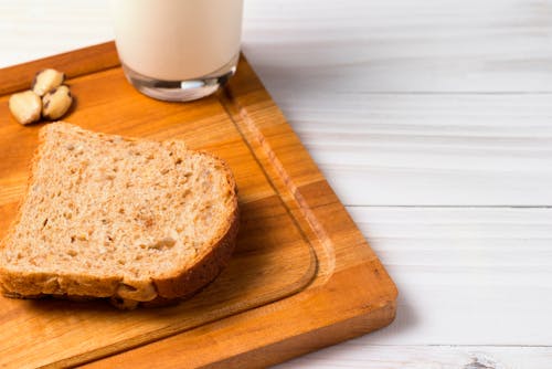 小麦面包切片上棕色木板