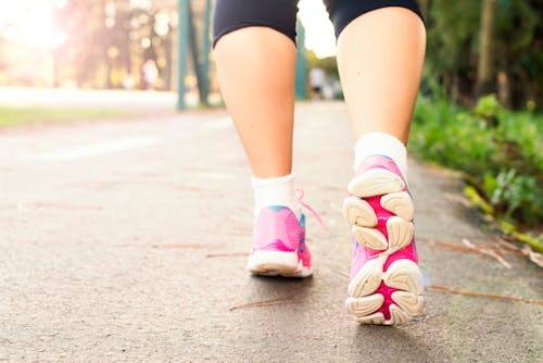 Foto De Mulher Usando Tênis Esportivos Rosa Caminhando