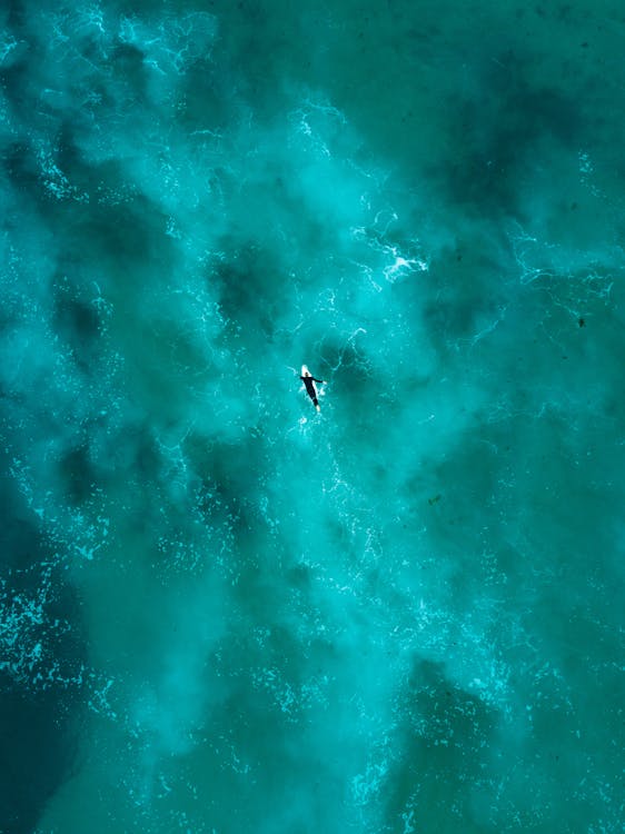 Аэрофотосъемка человека, занимающегося серфингом