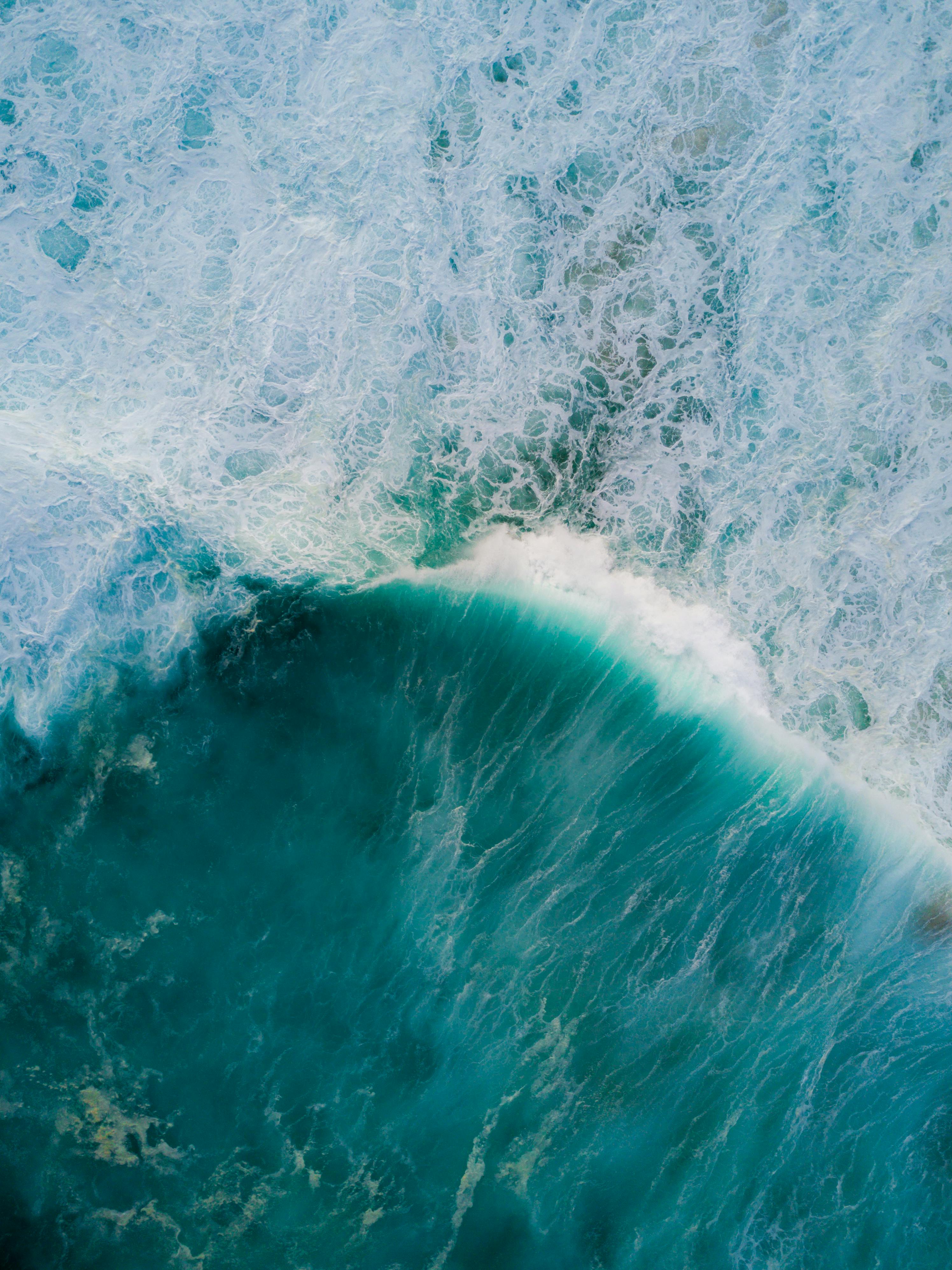 Hãy cùng khám phá bức ảnh sóng biển tuyệt đẹp này để cảm nhận được vẻ đẹp hoang sơ và hùng vĩ của biển cả. Những đợt sóng cao rợp trời và làn nước trong xanh sẽ làm bạn bị cuốn hút. 