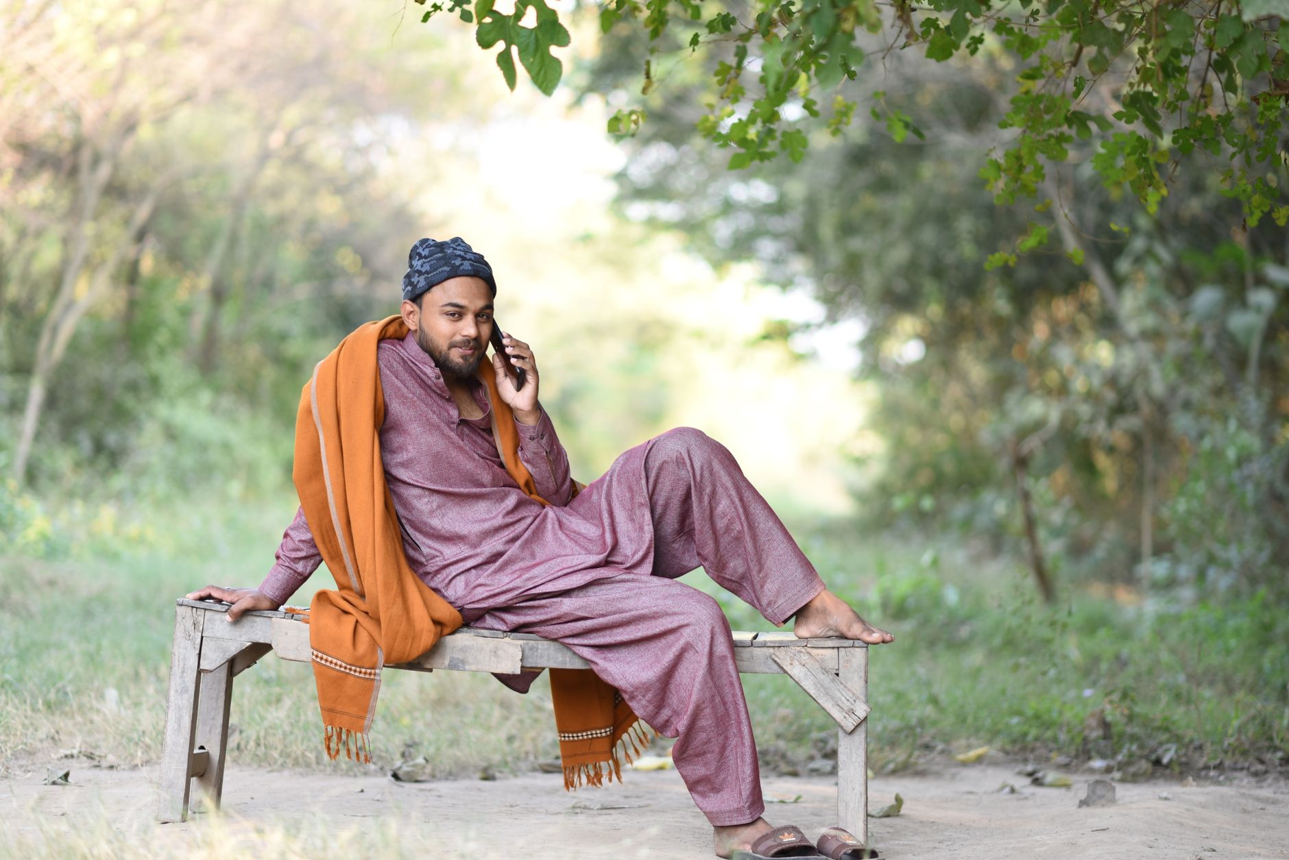ہاتھ پڑھنا کے موبائل جائزہ صفحے پر تین پتی اور رمی ایپس دکھاتی روشن میز، سنجیدہ تجزیاتی ماحول