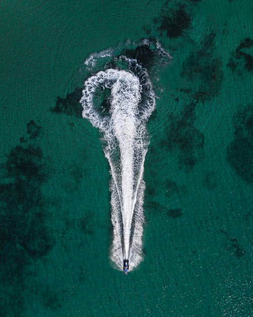 Foto Aerea Della Barca Sul Corpo Di Acqua