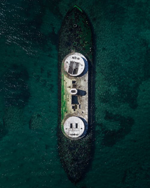 水中のボートの航空写真