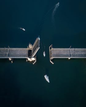 航拍镜头展示了新南威尔士州莫斯曼一座为船只开放的桥梁，体现了现代工程与交通的融合