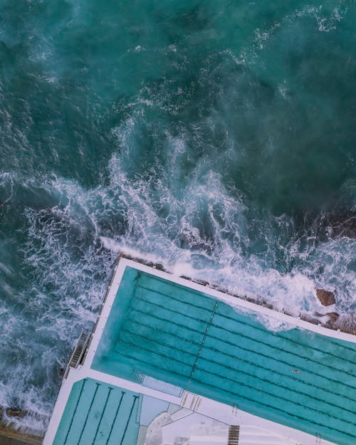 海の波の航空写真