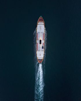 渡轮在悉尼水域自上而下航行，掀起涟漪